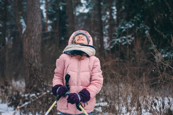 Felice Bambino Ragazza Sciare Nella Foresta Innevata Inverno Trascorrere Vacanze — Foto Stock