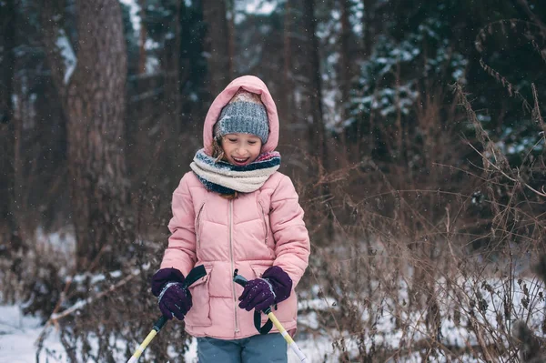 Niña Feliz Esquiando Bosque Nevado Invierno Pasar Las Vacaciones Aire — Foto de Stock