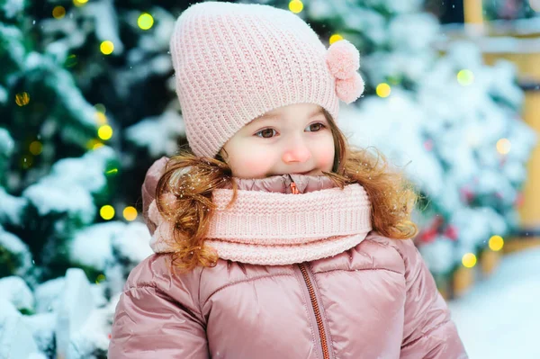 Inverno Natal Retrato Menina Feliz Andando Livre Dia Nevado Cidade — Fotografia de Stock