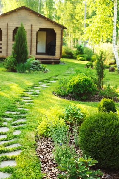 Steinweg Sommergarten Mit Schönem Holzhaus Hintergrund Landschaftsplanung Mit Nadelbäumen Und — Stockfoto