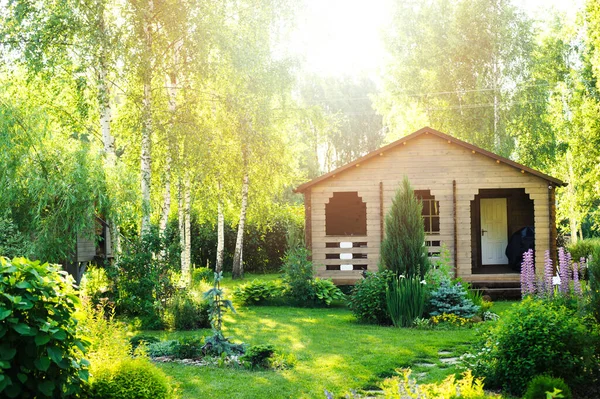 Petite Maison Campagne Bois Vue Été Chemin Pierre Pelouse Verte — Photo