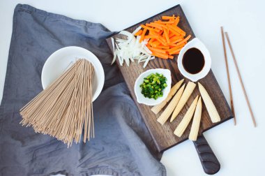 Vejetaryen sobası pişirmek için ham malzemeler. Sebzeli Japon yemeği, mısır, havuç ve soğan.