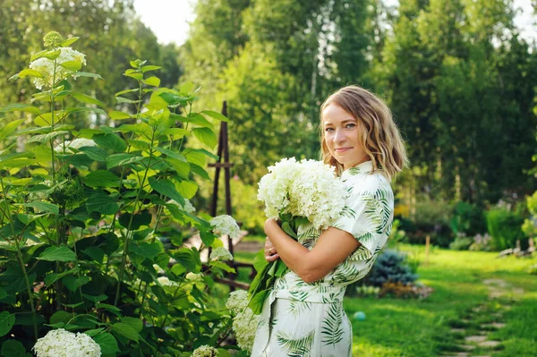 Krásná Mladá Žena Zahradník Pózování Hortenzie Květiny Létě Chalupa Zahrada — Stock fotografie
