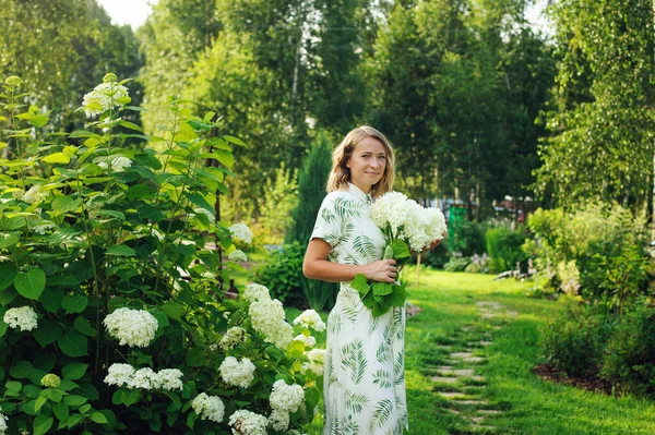 Όμορφη Νεαρή Γυναίκα Κηπουρός Ποζάρουν Λουλούδια Ορτανσία Στο Καλοκαίρι Εξοχικό — Φωτογραφία Αρχείου