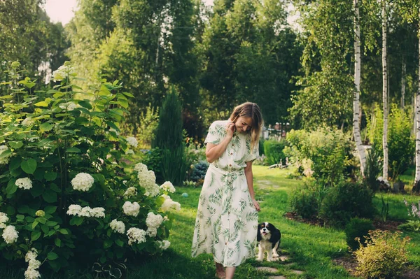 Krásná Mladá Žena Zahradník Pózování Hortenzie Květiny Létě Chalupa Zahrada — Stock fotografie