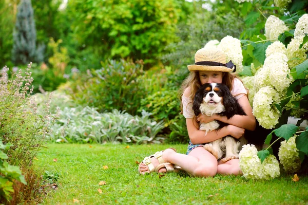 Feliz Niña Que Relaja Con Rey Caballeroso Charles Spaniel Perro — Foto de Stock
