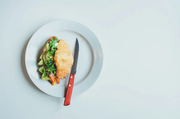 Gezond Smakelijk Ontbijt Croissant Geserveerd Met Avocado Arugula Ham Kaas — Stockfoto