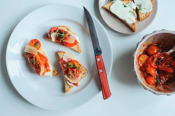 Delizioso Antipasto Italiano Crostini Tostati Con Pomodorini Forno Formaggio Fattoria — Foto Stock