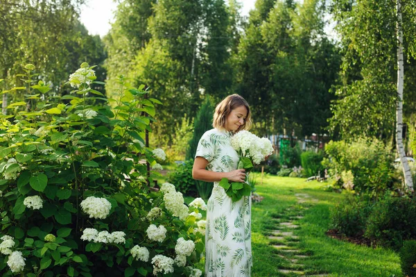 Krásná Mladá Žena Zahradník Pózování Hortenzie Květiny Létě Chalupa Zahrada — Stock fotografie