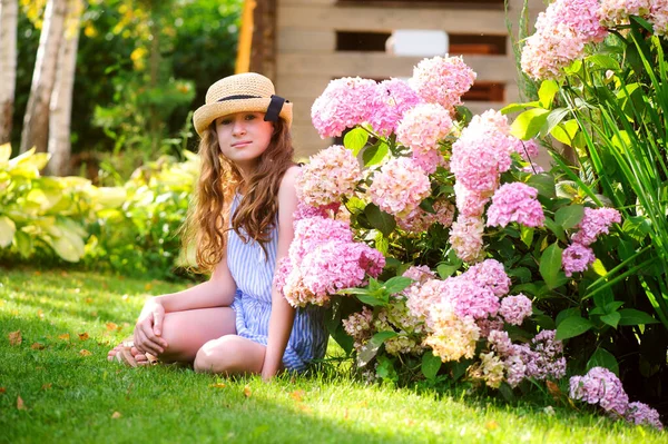 Šťastný Dítě Dívka Procházky Letní Zahradě Slámě Pózování Blízkosti Růžové — Stock fotografie
