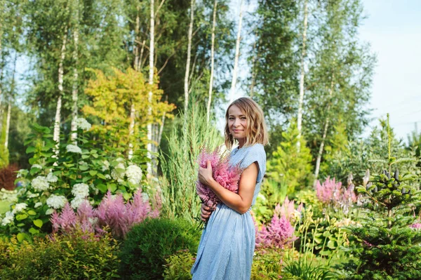 Mujer Jardinero Posando Con Ramo Flores Astilbe Jardín Privado Vida — Foto de Stock