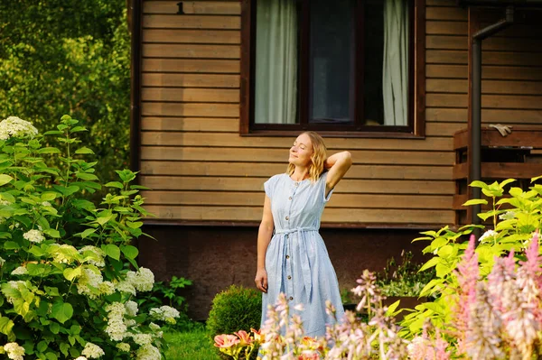 Mladá Šťastná Žena Procházky Soukromé Zahradě Pózování Dřevěném Venkovském Domě — Stock fotografie