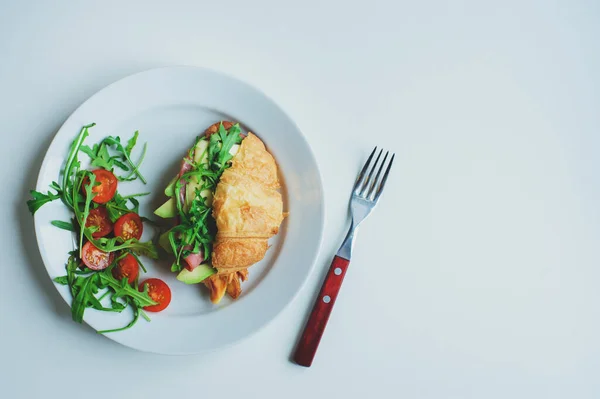 Hälsosam Välsmakande Frukost Croissant Med Avokado Ruccola Skinka Och Ost — Stockfoto