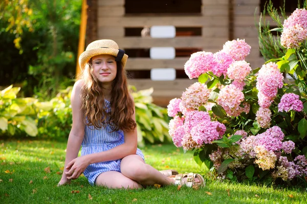 Niña Feliz Caminando Jardín Verano Paja Posando Cerca Arbusto Hortensias Imágenes De Stock Sin Royalties Gratis