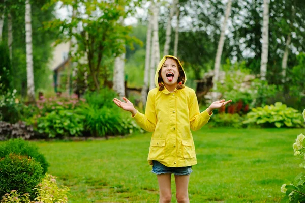 Niña Feliz Impermeable Amarillo Jugando Divertirse Jardín Verano Bajo Lluvia Fotos De Stock Sin Royalties Gratis