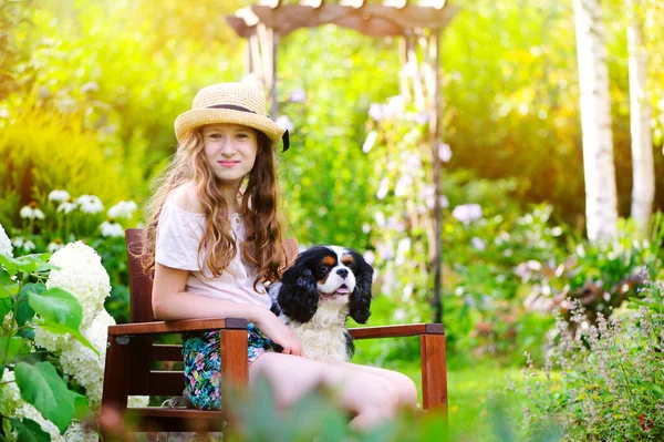 Mutlu Bir Kız Çocuğu Yaz Bahçesinde Süvari Kralı Charles Spaniel Telifsiz Stok Fotoğraflar
