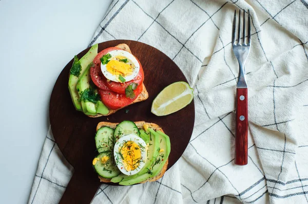 Sağlıklı Vejetaryen Kahvaltısı Salatalıklı Avokado Tostu Yumurta Domates Kepekli Ekmekli Telifsiz Stok Fotoğraflar