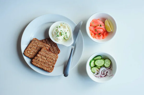 Sabroso Desayuno Saludable Salmón Tostadas Aguacate Con Queso Crema Pepino Imagen De Stock