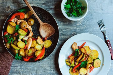Lezzetli, sağlıklı çiftlik yemeği. Mevsimlik sebzelerle pişirilmiş tavuk göğsü.