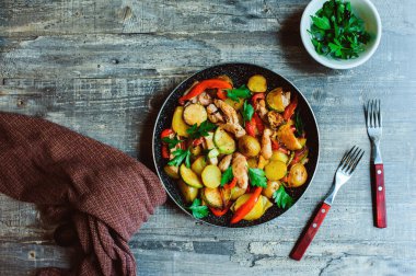 Çiftlik usulü akşam yemeği. Bebek patatesli hindi eti, tatlı biber ve tavada kabak.