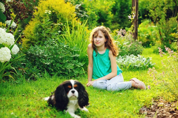 Mutlu Kız Çocuğu Yaz Bahçesinde Dinleniyor Süvari Kralı Charles Spaniel Telifsiz Stok Imajlar