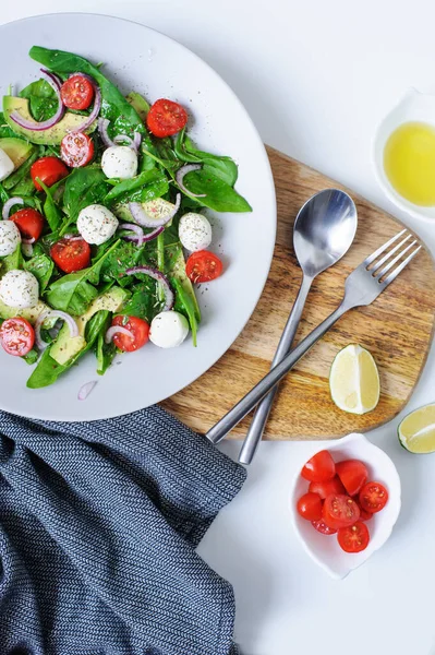 Talyan Mutfağı Kiraz Domatesli Sağlıklı Salata Avokado Ispanak Yaprağı Mozzarella - Stok İmaj