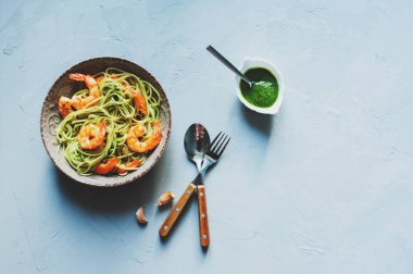 İtalyan vejetaryen yemeği. Ev yapımı pesto soslu karidesli spagetti. Lezzetli karides makarna.