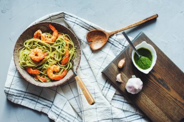 İtalyan vejetaryen yemeği. Ev yapımı pesto soslu karidesli spagetti. Lezzetli karides makarna.