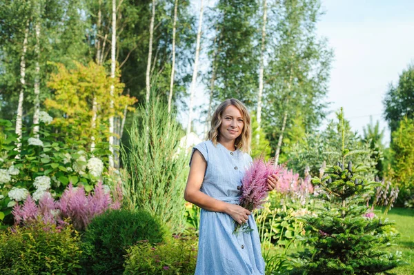 Mujer Jardinero Posando Con Ramo Flores Astilbe Jardín Privado Vida — Foto de Stock
