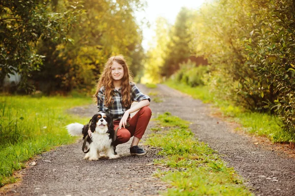 Glad Liten Flicka Promenader Med Sin Kavaljeren Kung Charles Spaniel — Stockfoto