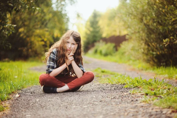 Летняя Девочка Шла Загородной Летней Дороге Наслаждаясь Отдыхом Свежем Воздухе — стоковое фото