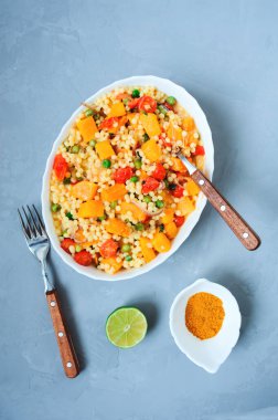 Körili, balkabaklı ve taze serili domatesli Arap usulü ev yapımı ptitim makarna.