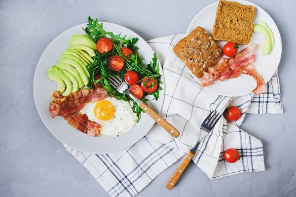 Sabroso Desayuno Casero Huevos Fritos Con Tocino Servido Con Pan Fotos De Stock Sin Royalties Gratis