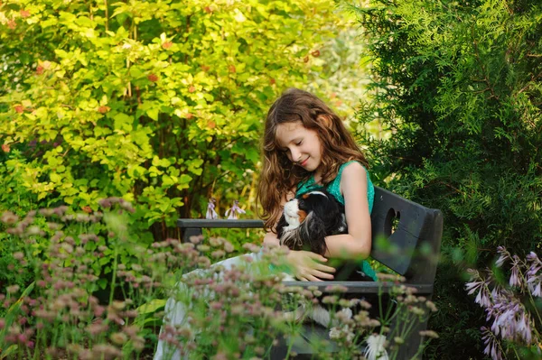 Mutlu Kız Çocuğu Yaz Bahçesinde Dinleniyor Süvari Kralı Charles Spaniel — Stok fotoğraf