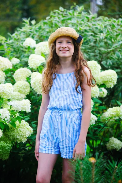 Šťastný Dítě Dívka Procházky Kvetoucí Letní Zahradě Pózování Blízkosti Bílé — Stock fotografie