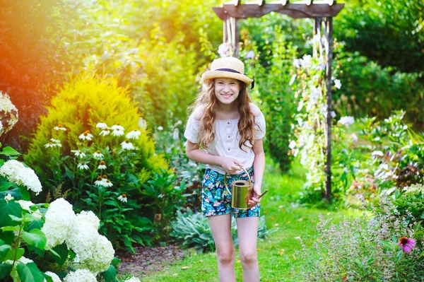 Heureux Enfant Fille Arrosage Fleurs Dans Jardin Été Photos De Stock Libres De Droits