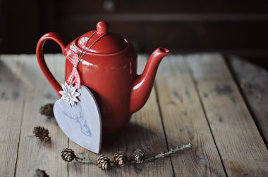 Kırmızı çay potu rustik Noel kalp ile dekorasyon ahşap tablo şeklinde
