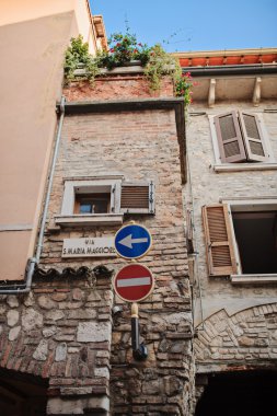 Yol işaretleri Sirmione'da sokak yaz görünümüyle Garda Gölü, İtalya