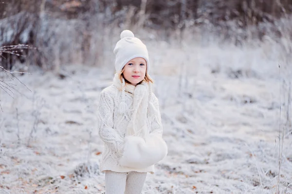 Aranyos boldog gyermek lány séta a havas téli erdő — Stock Fotó