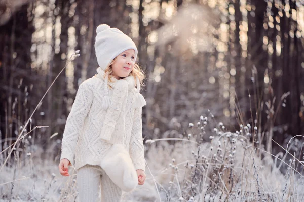 Roztomilý šťastné dítě dívka procházky v lese zimní — Stock fotografie