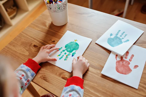 手作りクリスマス手形ポスト カードに、鹿、雪だるまとツリー — ストック写真