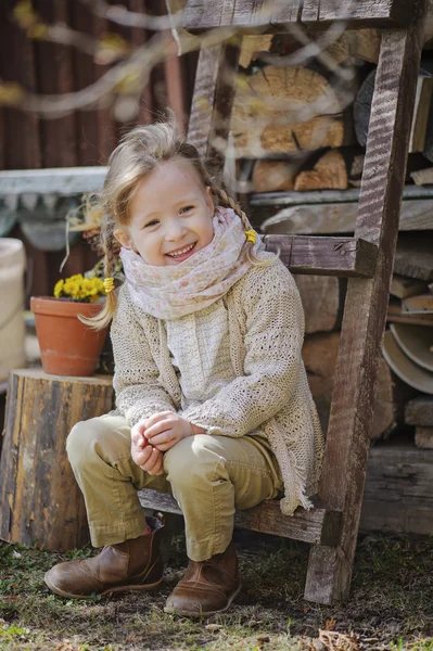 Menina criança feliz bonito se divertindo no início do jardim de primavera — Fotografia de Stock