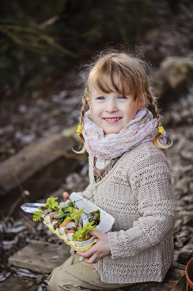 Roztomilý šťastné dítě dívka sedící s velikonoční vajíčko box s rostliny v zahradě — Stock fotografie