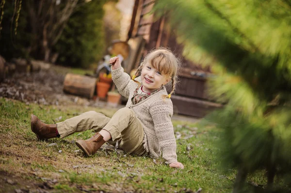 Linda niña feliz divirtiéndose en el jardín de primavera — Foto de Stock