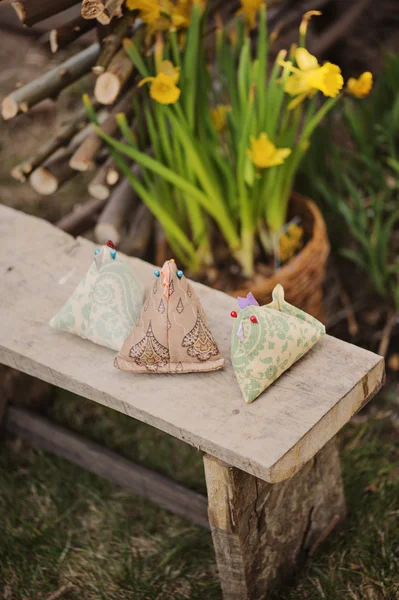 Adorables poulets en tissu faits main avec narcisse dans le jardin de printemps — Photo