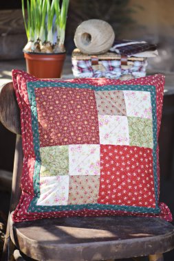 El yapımı patchwork yastıkları bahar Nergis soğanları ve dal ahşap tablo