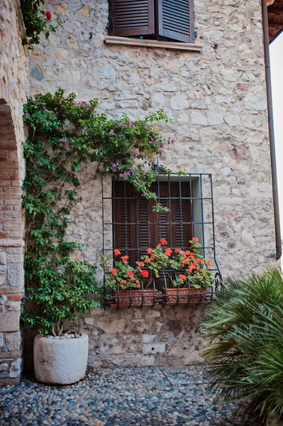 Dettaglio casa con finestra e fiori a Sirmione sul Lago di Garda — Foto Stock