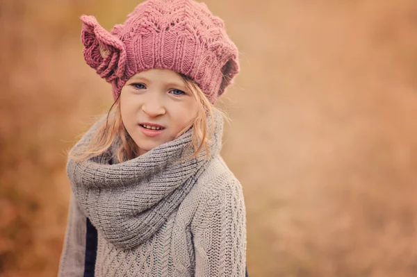 Yürüyüşte pembe şapkalı kız şirin çocuk sonbahar vintage pastel tonları portresi — Stok fotoğraf