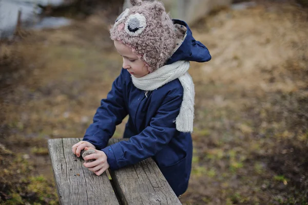 Taşlar soğuk sezon gün orta yolda yürümeye başlayan çocuk kız mavi paltolu çalış