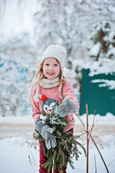 Winter portret van schattig kind meisje in roze trui op de wandeling in de winter besneeuwde bos Stockafbeelding